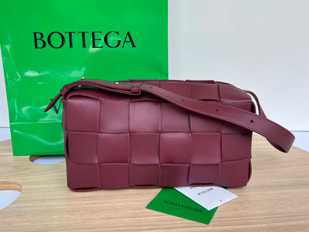#B家 New model is coming! 709360 BRICK CASSETTE armpit bag, the traditional woven logo is instantly recognizable✅ Large grid weaving has always been fashionable, and the armpit bag is even more fashionable and foreign-style. Elegant big brick 🧱 Sheepskin material is light and comfortable, with a huge sense of capacity and space. Dark layer inside. Practical interior and fashionable appearance design. Durability and temperament coexist. Elegant big brick. Come and plant the same underarm bag from star Zhou Yutong! Dimensions: 28x14x10